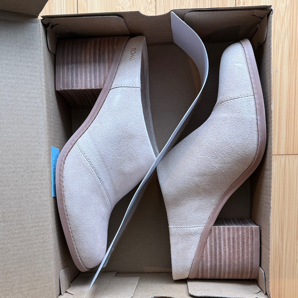 TOMS Women's Evelyn Mule in Beige Suede